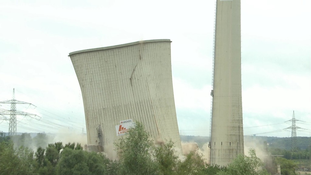 Foto: Sprengung des Kühlturms des Kraftwerks in Ensdorf