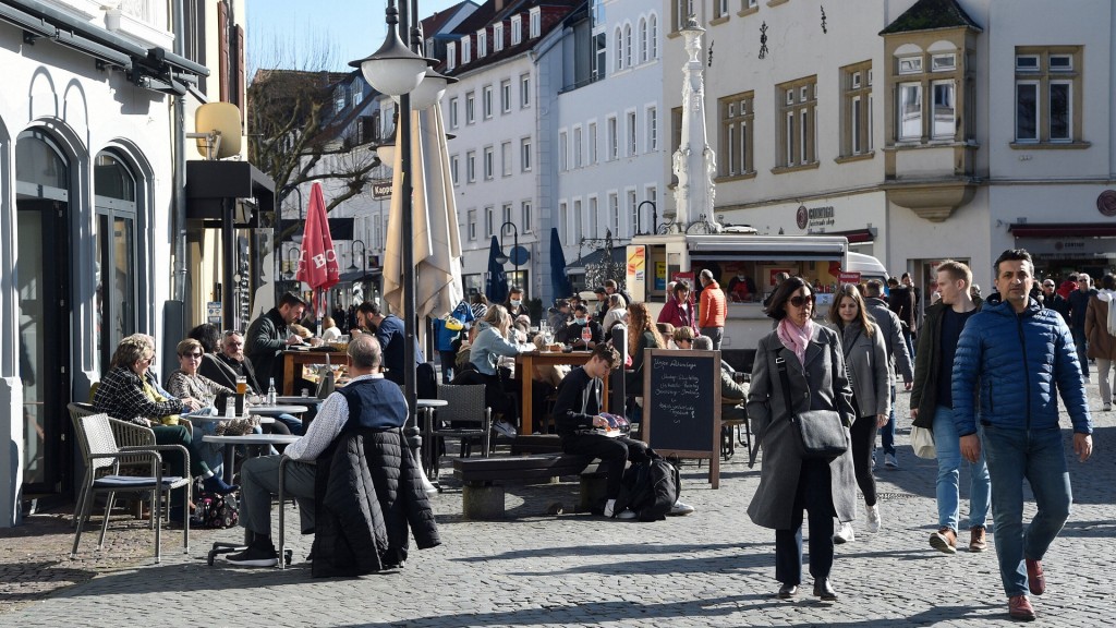 Menschen sitzen in den Bars und Kneipen rund um den St. Johanner Markt in Saarbrücken. 
