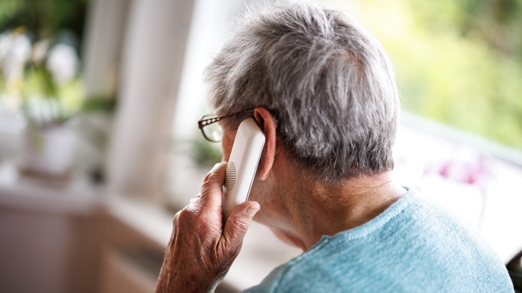 Symbolbild: Eine ältere Dame telefoniert mit einem Enkeltrickbetrüger