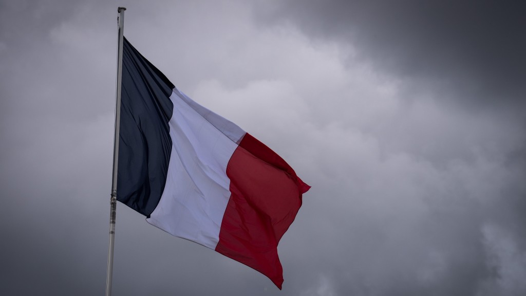 Frankreichfahne vor einem dunklen Himmel