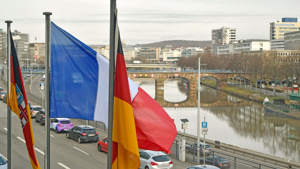 Flaggen des Saarlandes, Frankreichs und Deutschland wehen vor dem Saarländischen Landtag