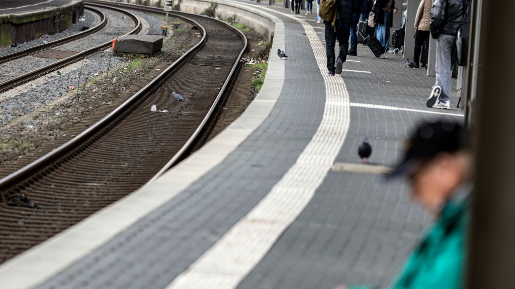 Foto: Fahrgäste warten am Bahnsteig