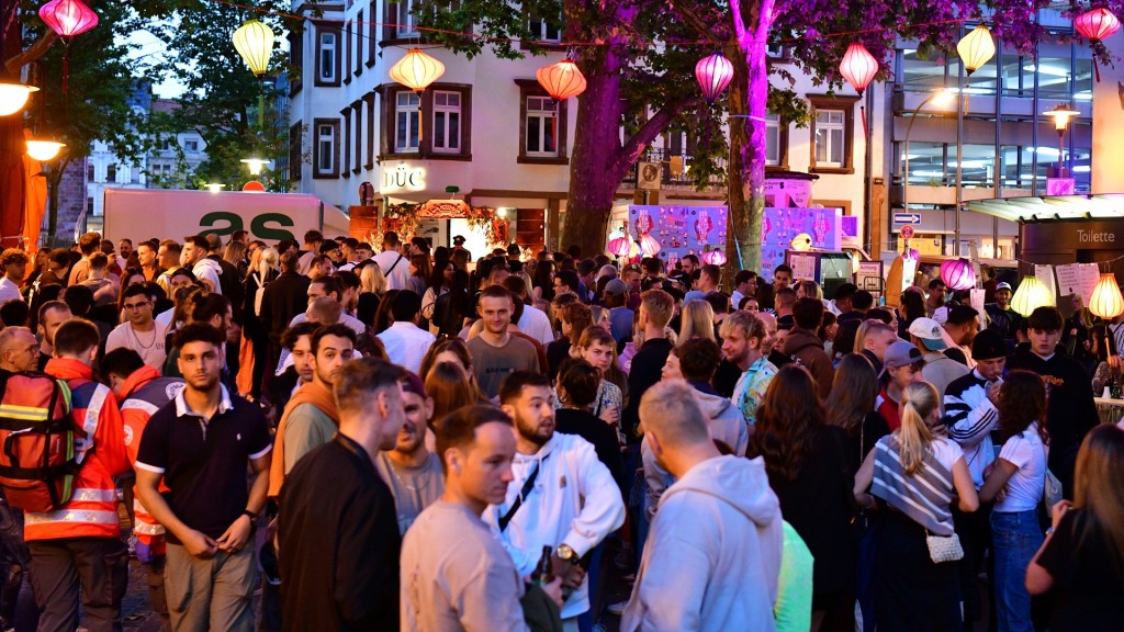 Besucher beim Saarbrücker Altstadtfest.