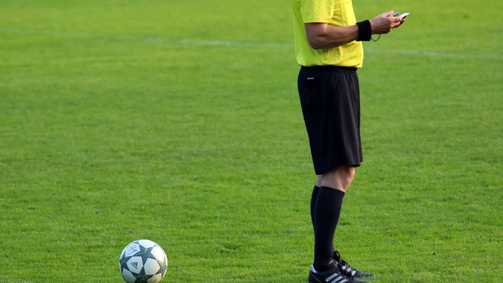 Ein Schiedsrichter auf dem Fußballplatz