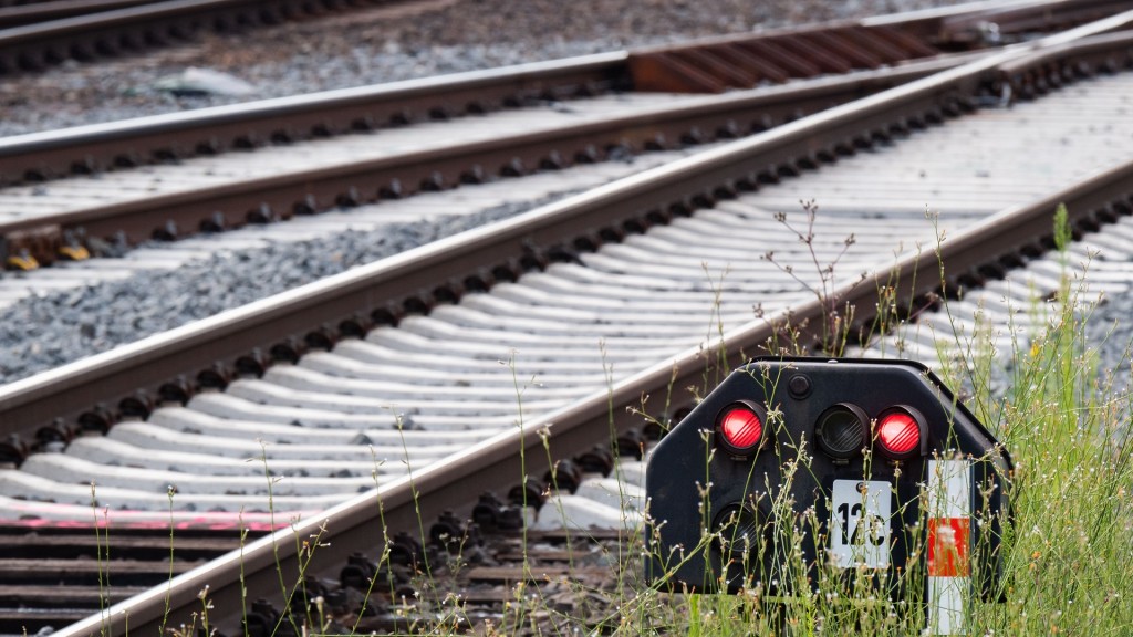 Rotes Signal an Bahngleisen