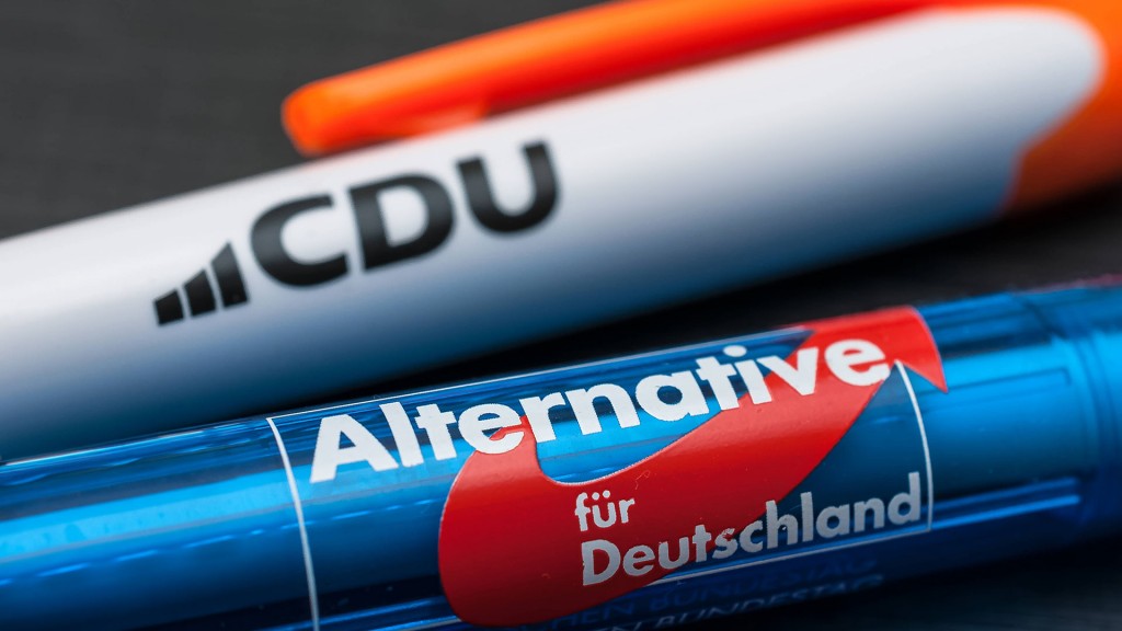 Kugelschreiber mit den Logos der Parteien CDU und AfD