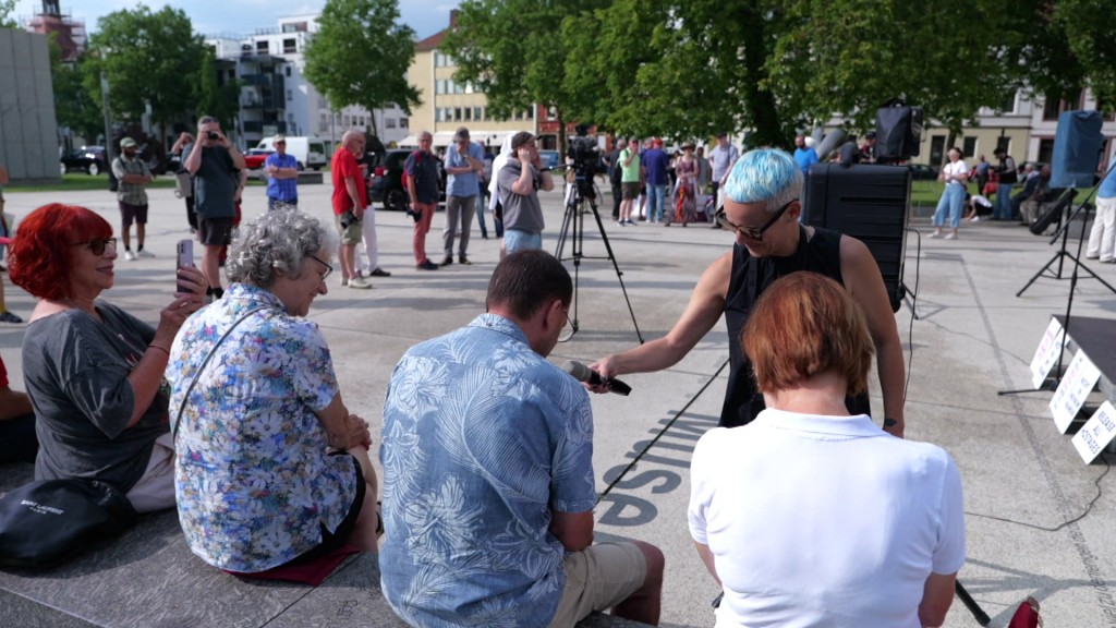 Foto: Etwa 70 Menschen versammelten sich zu einer Kundgebung für die Kunstfreiheit.