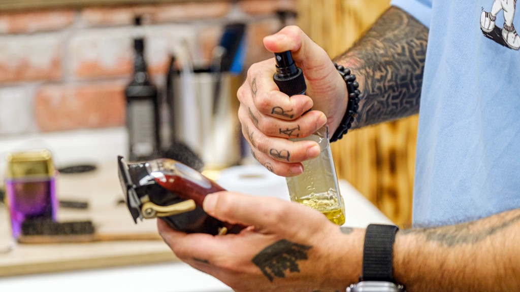 In einem Barber-Shop desinfiziert ein Friseur den Rasierapparat