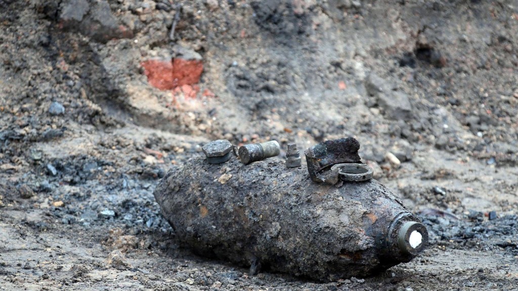 Eine alte Fliegerbombe liegt auf einem Baustellengelände