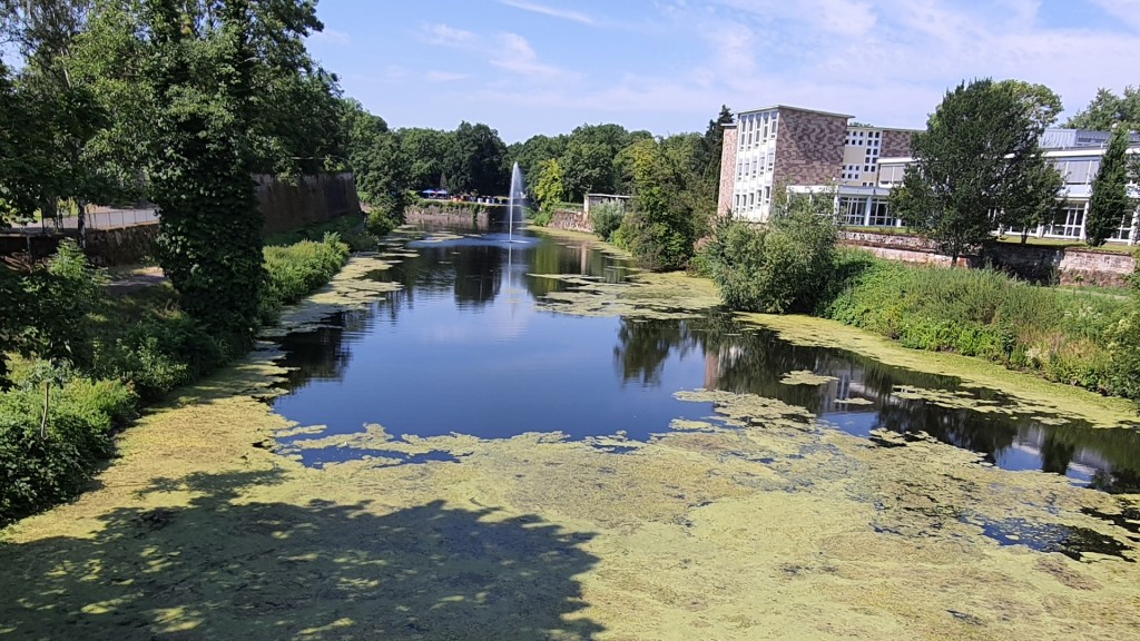 Der Saar-Altarm im Saarlouis mit der Wasserfontaine