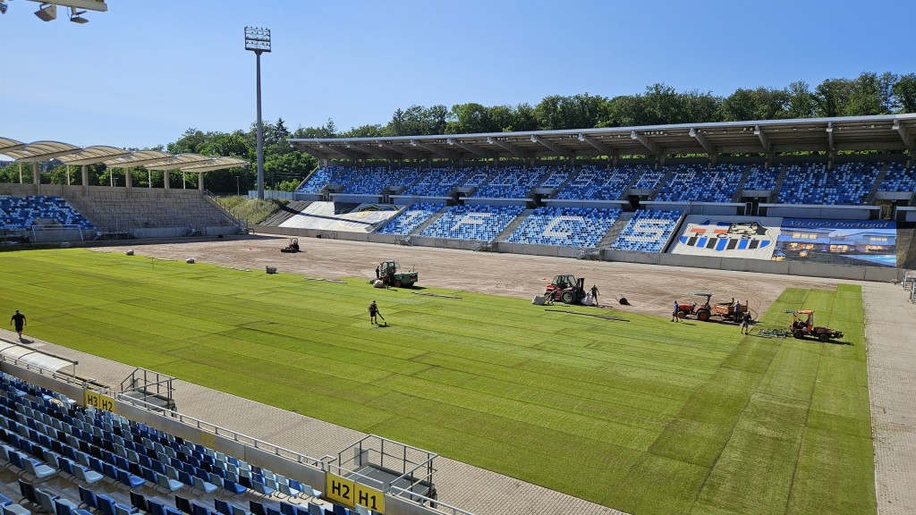 Verlegung eines neuen Rasen im Ludwigspark-Stadion.