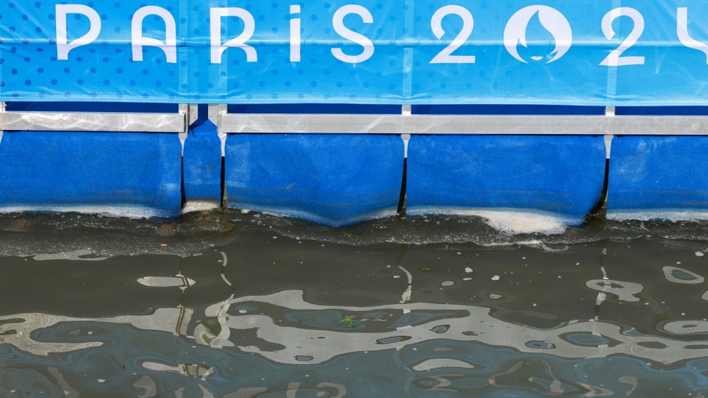 Blick auf die Seine im Triathlon-Startbereich