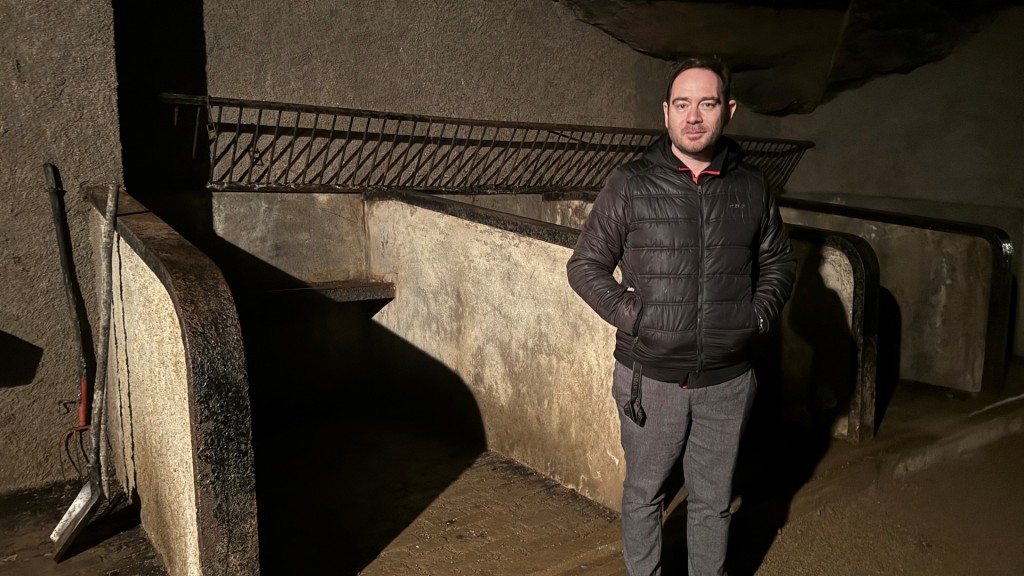 Museumskurator David Merat vor den Pferdeboxen in der Mine