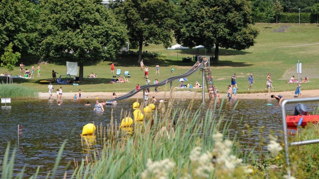 Badegäste am Losheimer Stausee