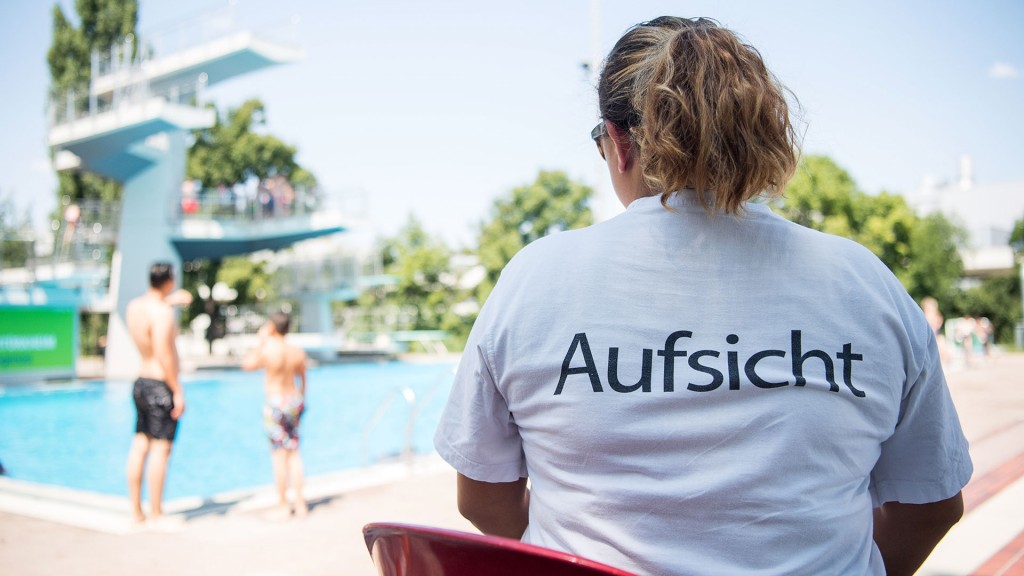 Bademeisterin bei der Aufsicht