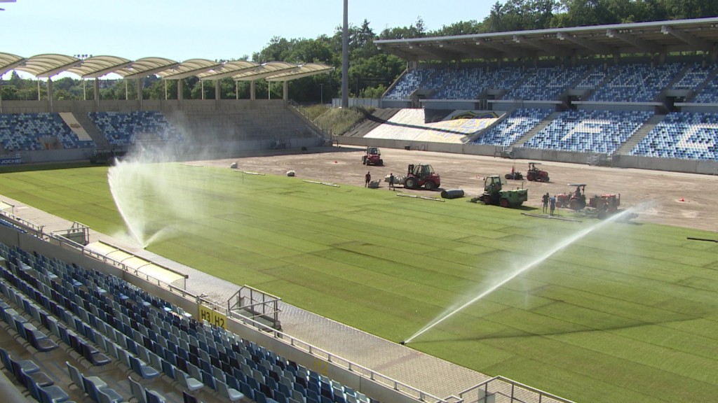 Foto: Im Saarbrücker Ludwigsparkstadion wird neuer Rasen verlegt