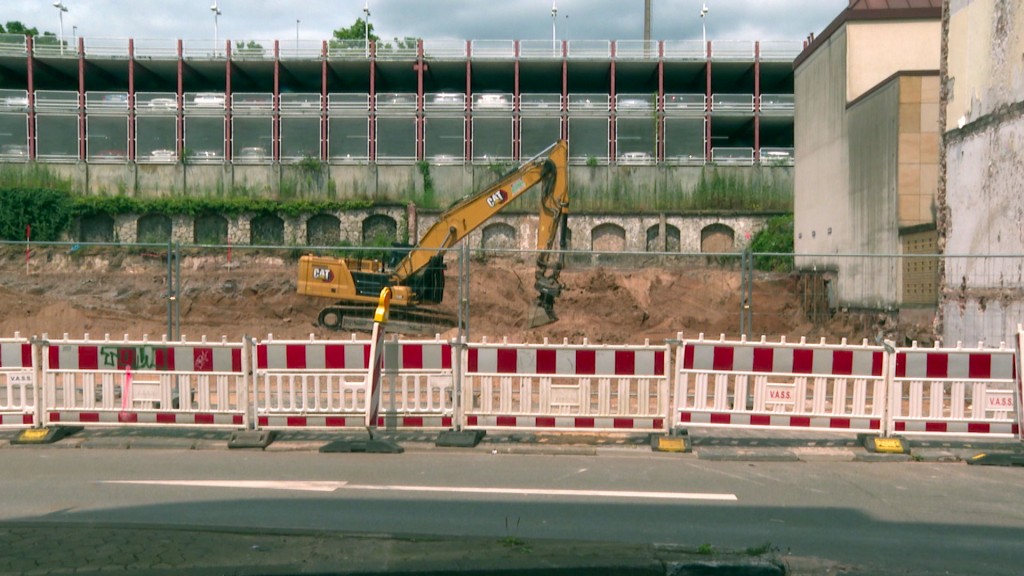 Foto: Ein Bagger an der Bombenfundstelle in der Ursulinenstraße, Saarbrücken