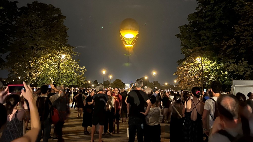 Der Ballon mit dem Olympischen Feuer in Paris