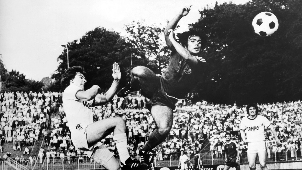 1. Zweitligaspiel am 2. August 1974 im Saarbrücker Ludwigspark: Herbert Pampuch (links, Darmstadt) im Kampf um den Ball mit dem Saarbrücker Karlheinz Hähnchen