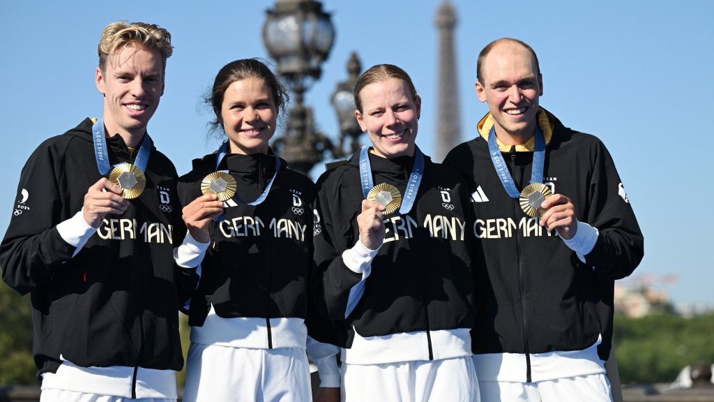 Paris 2024 Triathlon Mixed: Gold für das deutsche Team. Tim Hellwig, Lisa Tertsch, Laura Lindemann und Lasse Lührs. 