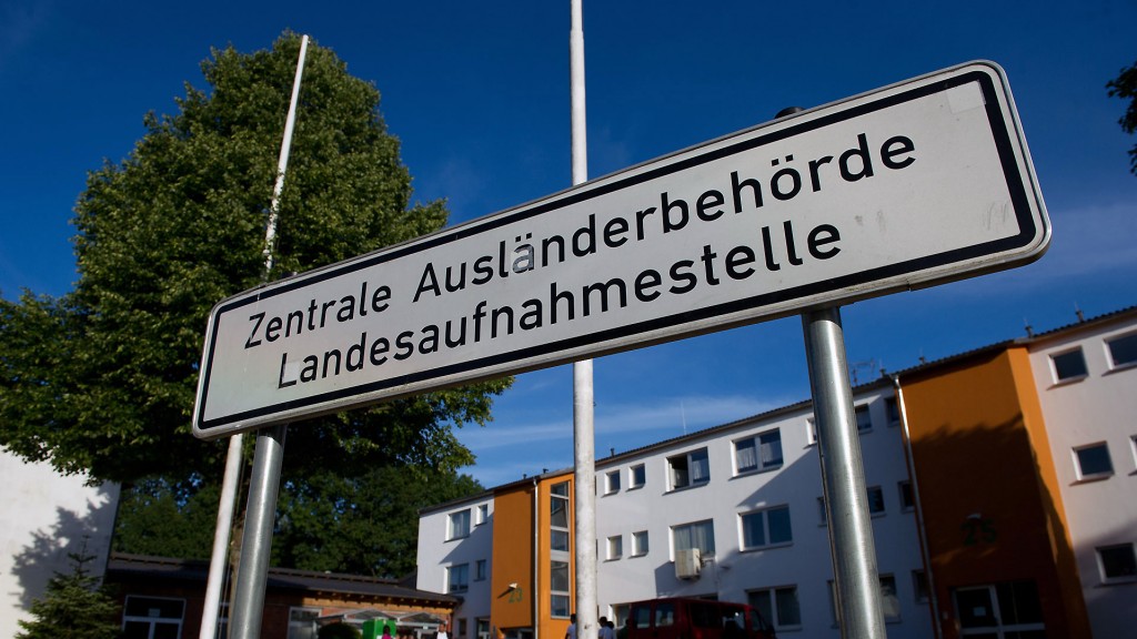 Schild: „Zentrale Ausländerbehörde Landesaufnahmestelle“