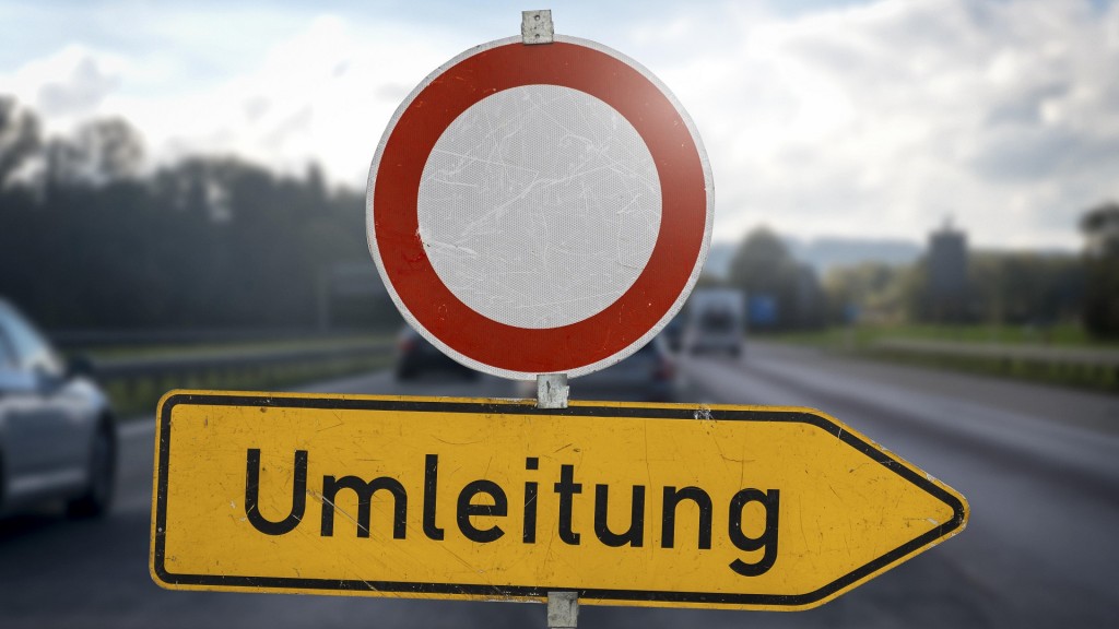 Straßensperre mit einem Verkehrsschild mit Aufschrift: Umleitung 