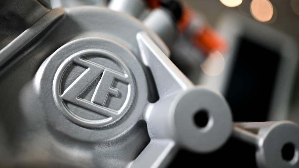 Das Logo der ZF Friedrichshafen AG ist auf einem Elektromotor des Automobilzulieferers zu sehen.