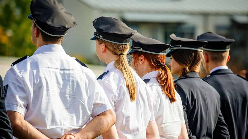 Junge Kommissaranwärter stehen in Polizeiuniform spalier