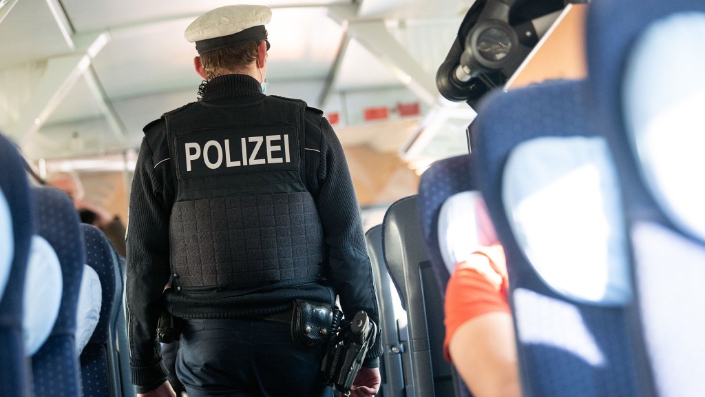 Polizeibeamter in einem Zug