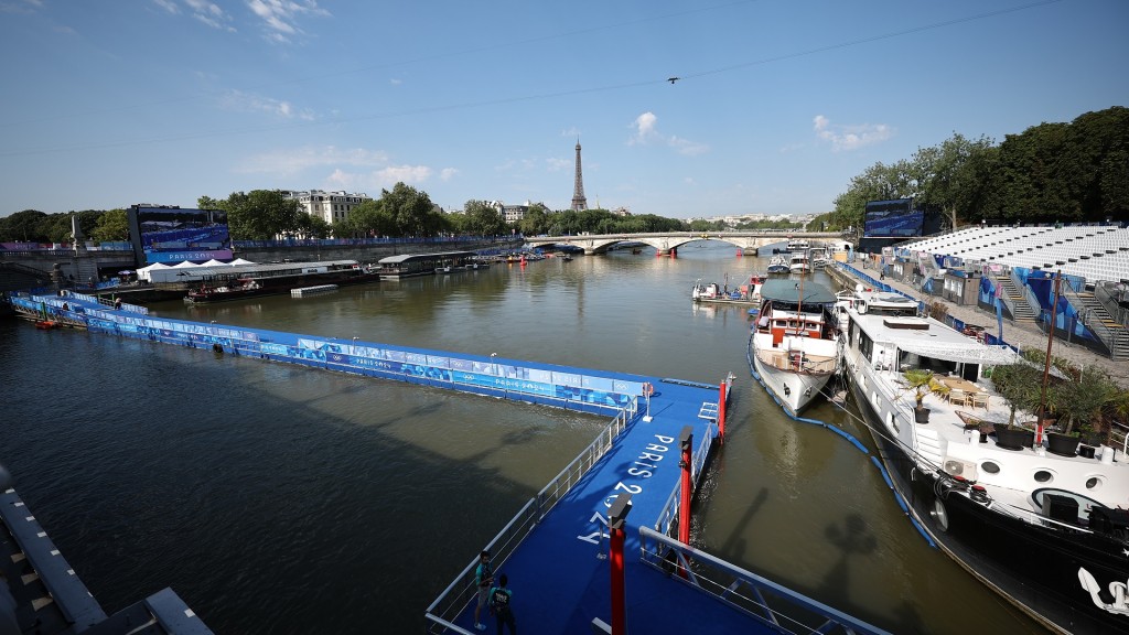 Paris 2024 - vor dem Triathlon. Blick auf die Seine mit den Tribünen und dem Eiffelturm im Hintergrund. 