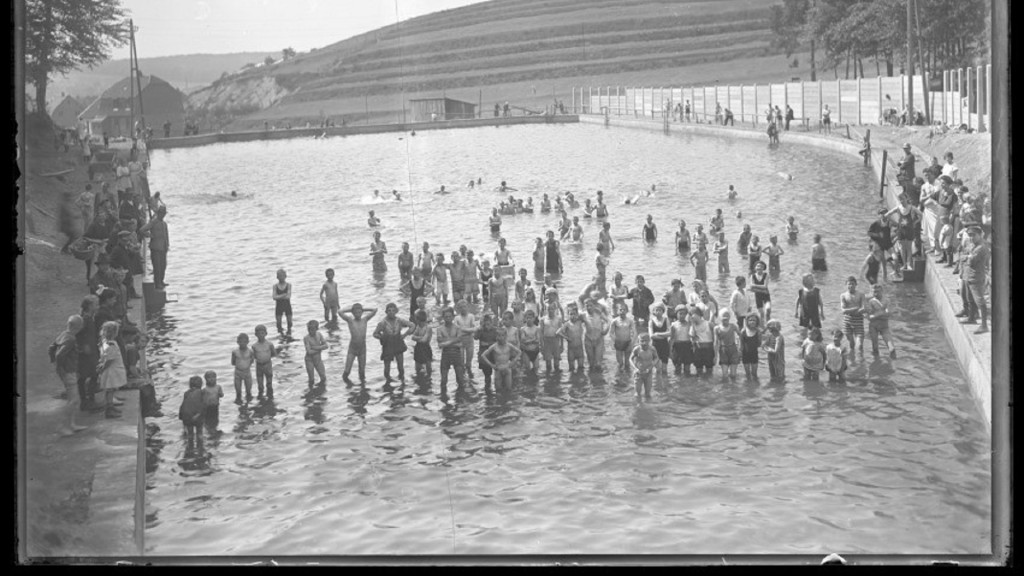 Badegäste stehen im Schwimmbecken des Freibades in Dudweiler in den 1940iger Jahren.