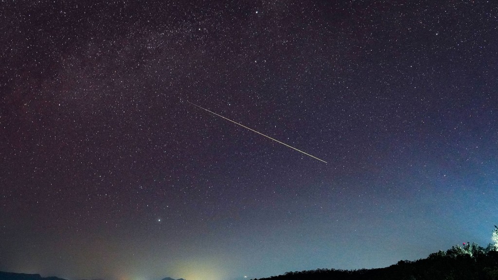 Ein Meteorit der Perseiden ist als Sternschnuppe am Nachthimmel zu sehen