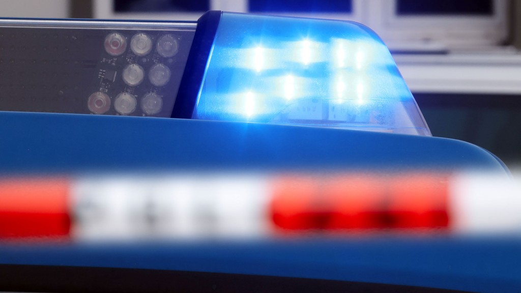 Blaulicht hinter einer Polizeiabsperrung