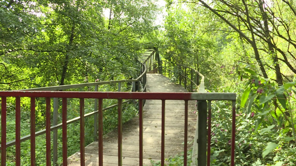 Brücke wegen Baufälligkeit gesperrt