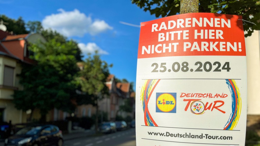 Auf Schildern wird gebeten die Strecke der Deutschlandtour nicht zu beparken