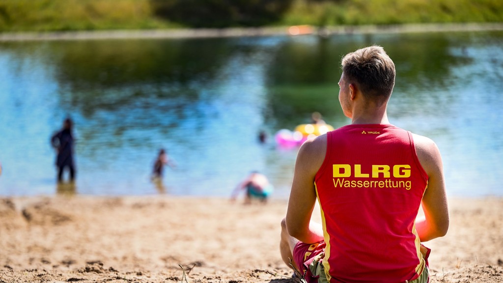 Foto: Ein Rettungsschwimmer des DLRG überwacht einen Badestrand am See