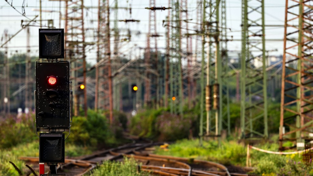 Foto: Eine Ampel zeigt rot zwischen leeren Bahngleisen