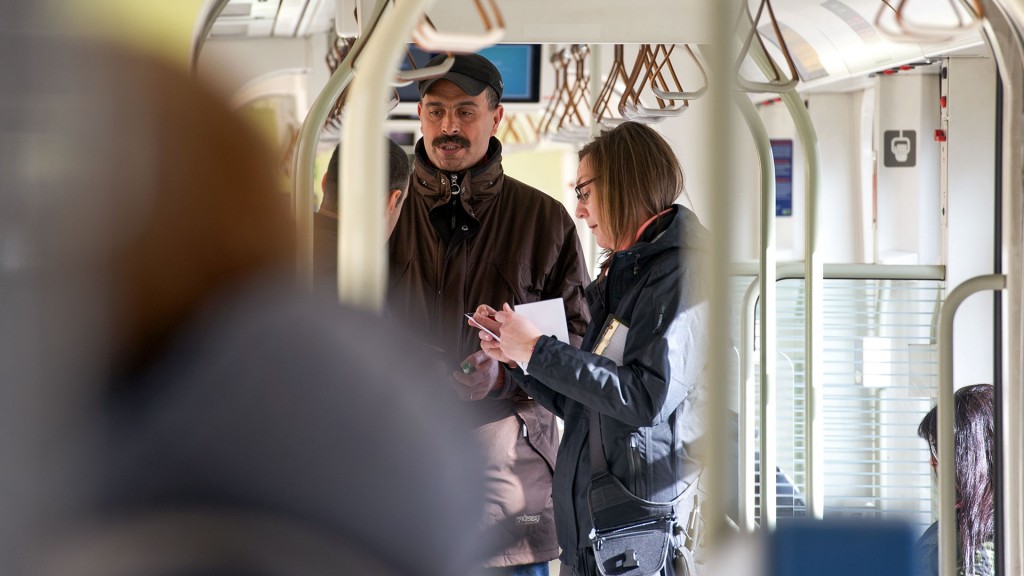 Kontrolleure prüfen Fahrkarten in der Bahn