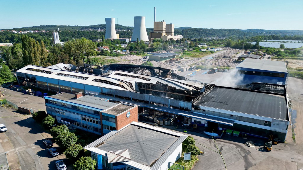 Eine Ausgebrannte Lagerhalle in Völklingen aus der Luft