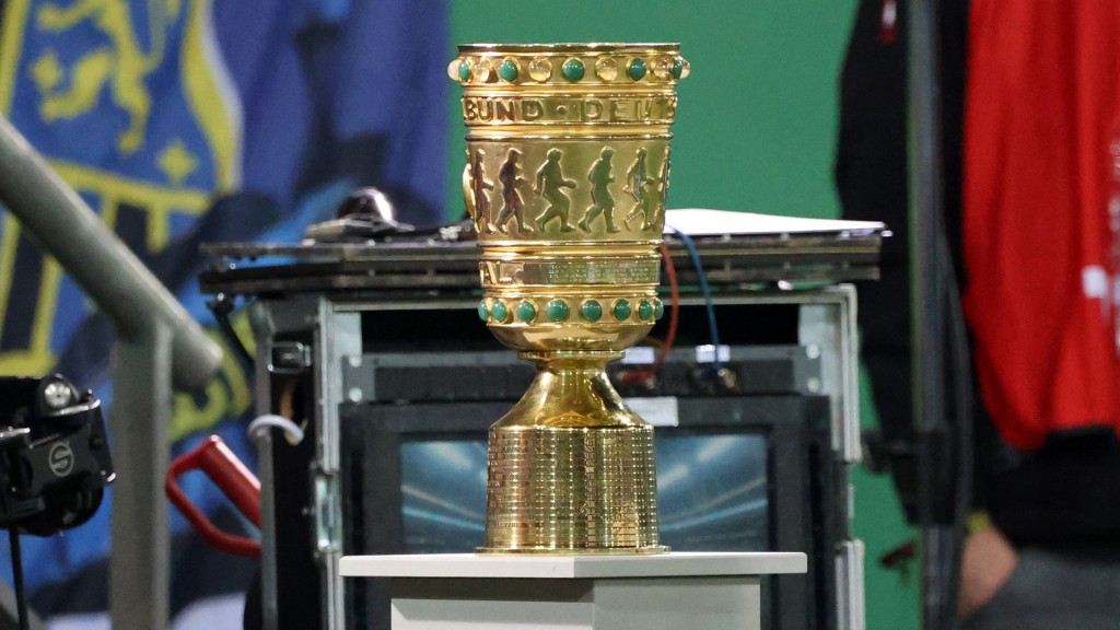 Der DFB-Pokal steht im Saarbrücker Ludwigsparkstadion 