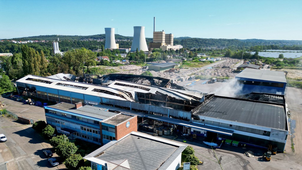 Foto: Eine Ausgebrannte Lagerhalle in Völklingen aus der Luft