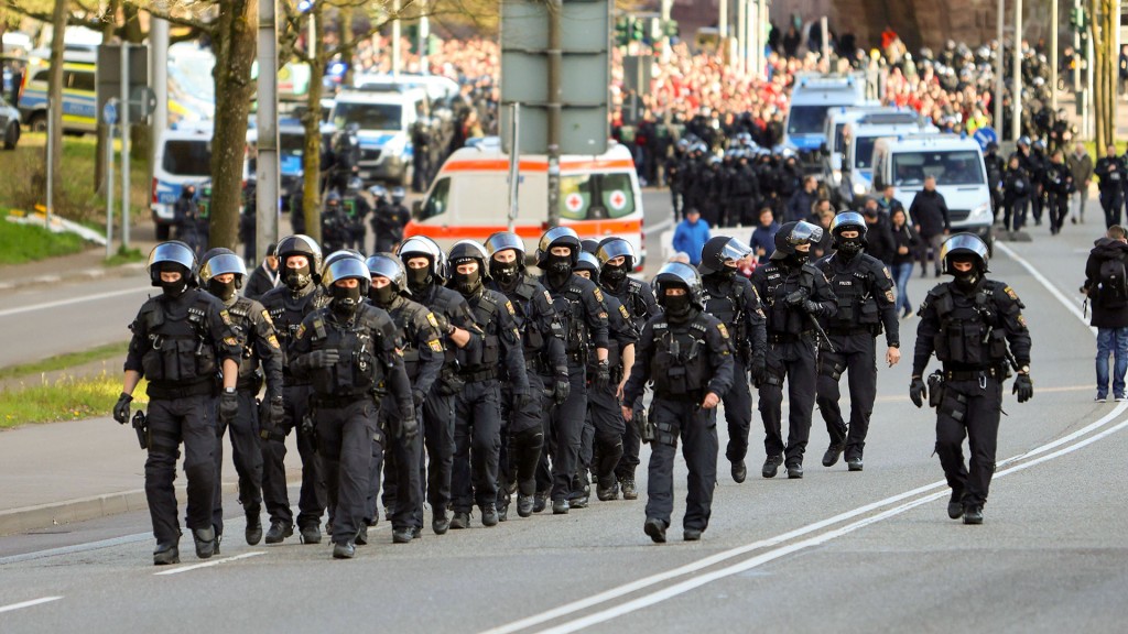 Foto: Polizei-Kräfte eskortieren Fußballfans zum Saarbrücker Ludwigsparkstadion