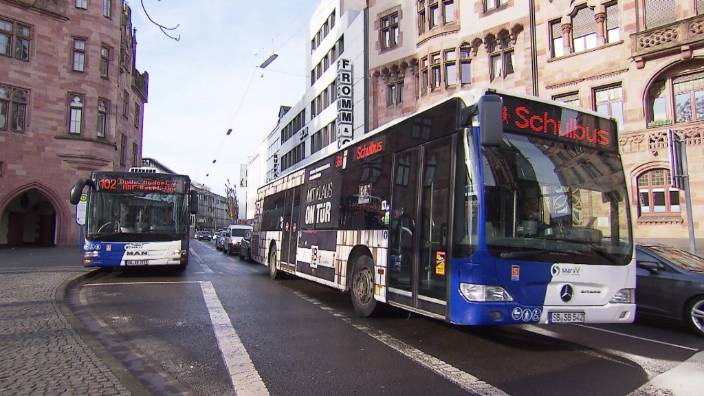 Linienbusse der Saarbahn vor dem Rathaus in Saarbrücken