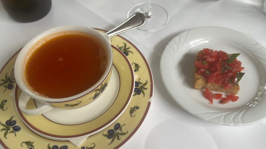 Tomatenessenz mit Bruschetta