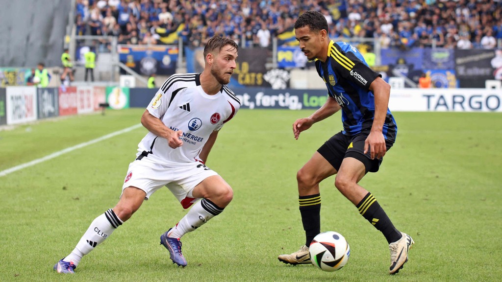 Foto: Lukas Schleimer (1. FC Nürnberg) gegen Chafik Gourichy (1. FC Saarbrücken)