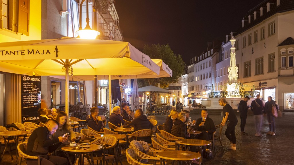 Gäste genießen den Abend in einem der Cafès am St. Johanner Markt.