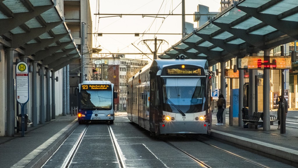 Foto: Bus und Saarbahn am Hauptbahnhof Saarbrücken