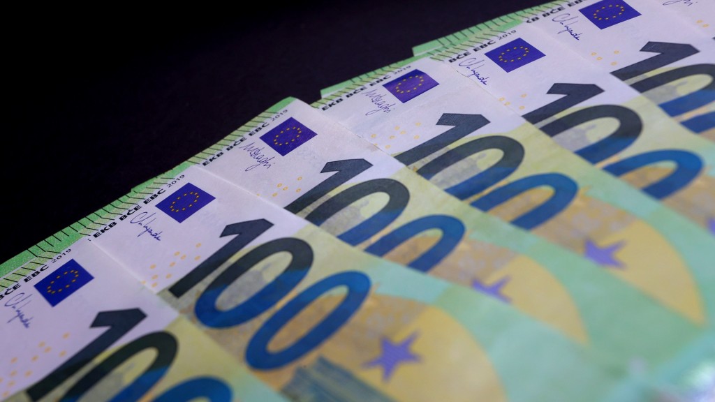 100 Euro Banknoten liegen auf einem Tisch.