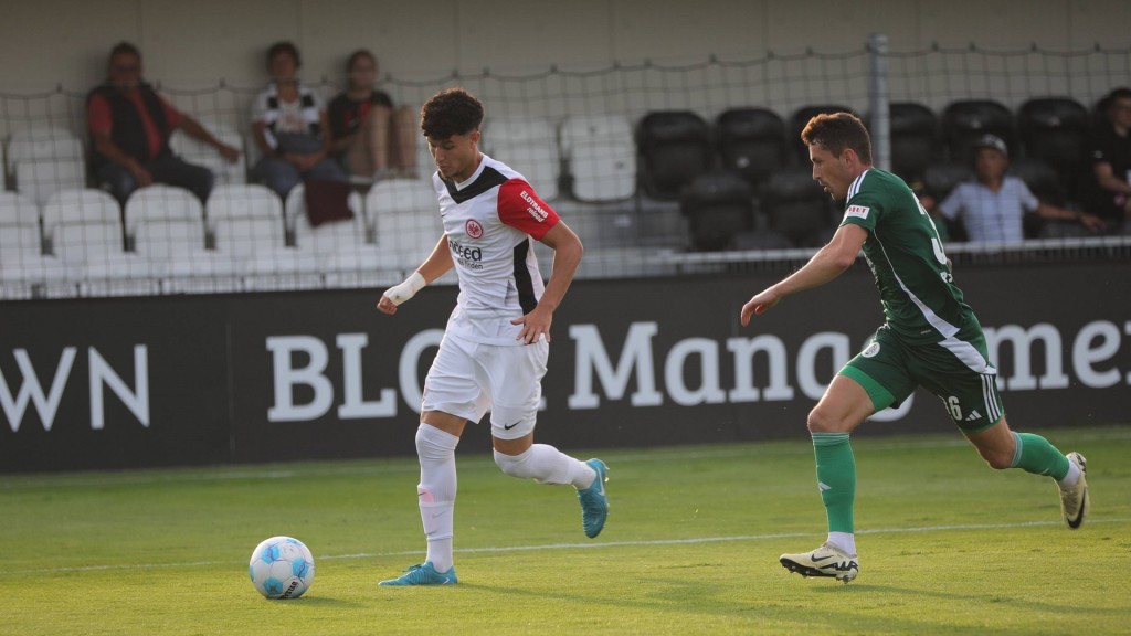 Foto: Ein Spieler des FC Homburg und von Eintracht Frankfurt II kämpfen um den Ball.