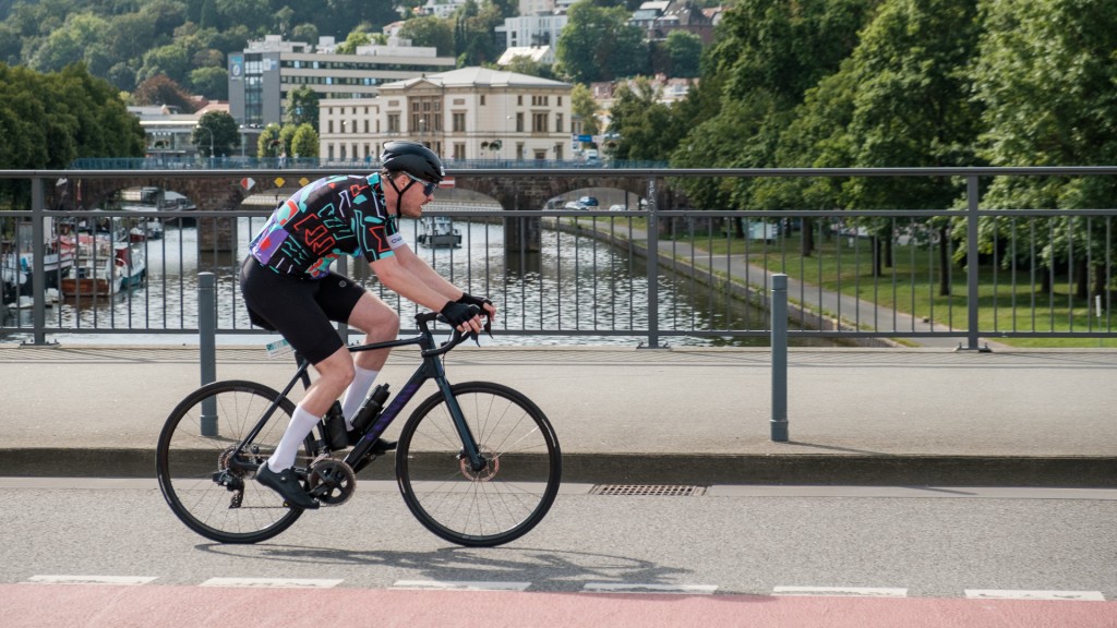 Ein Teilnehmer des Amateurrennens im Rahmen der Deutschland Tour fährt über die Wilhelm-Heinrich-Brücke